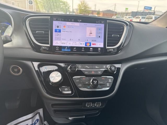 Used 2025 Chrysler Pacifica Select image 18