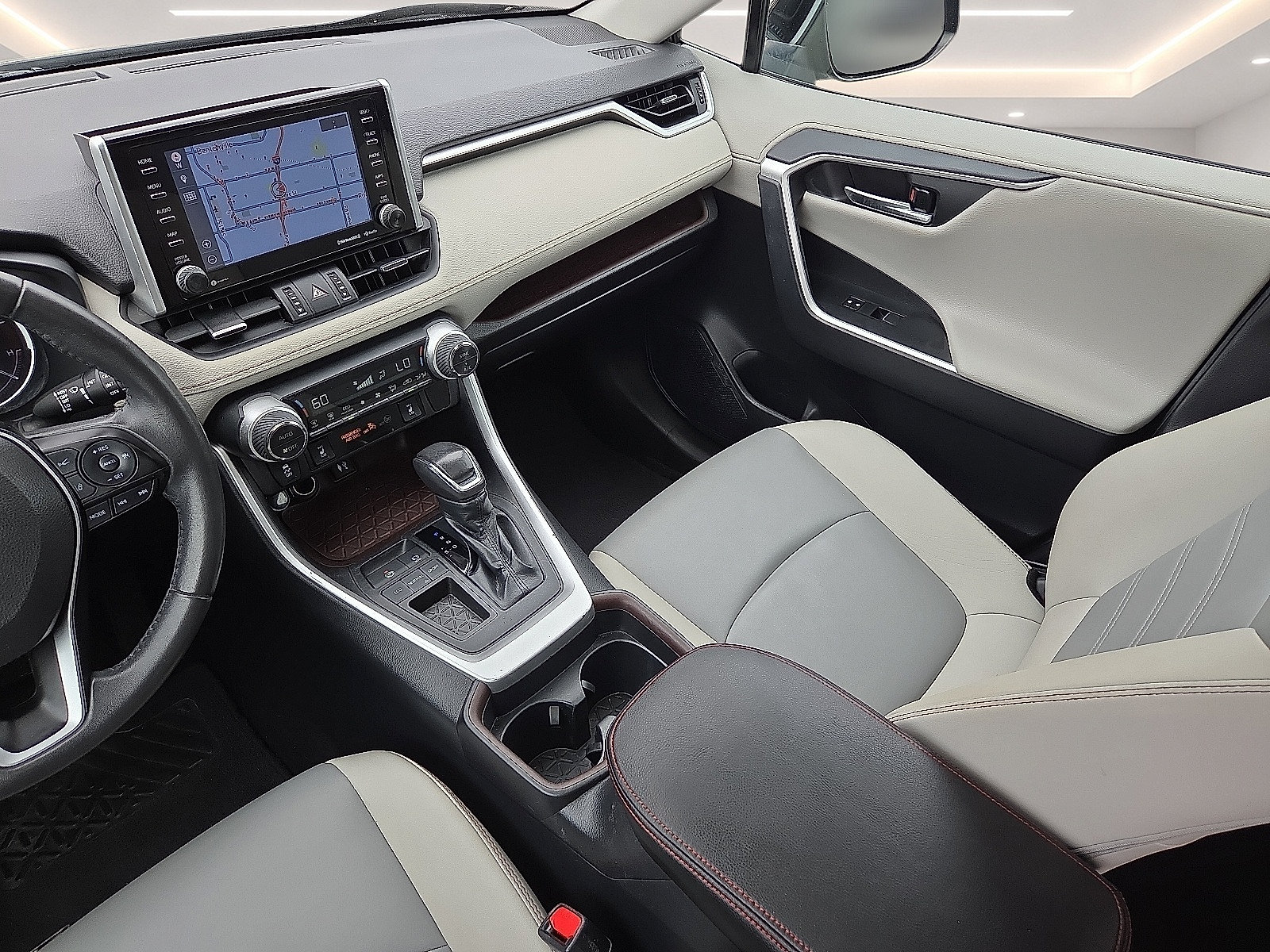 Used 2019 Toyota RAV4 Limited FWD image 19