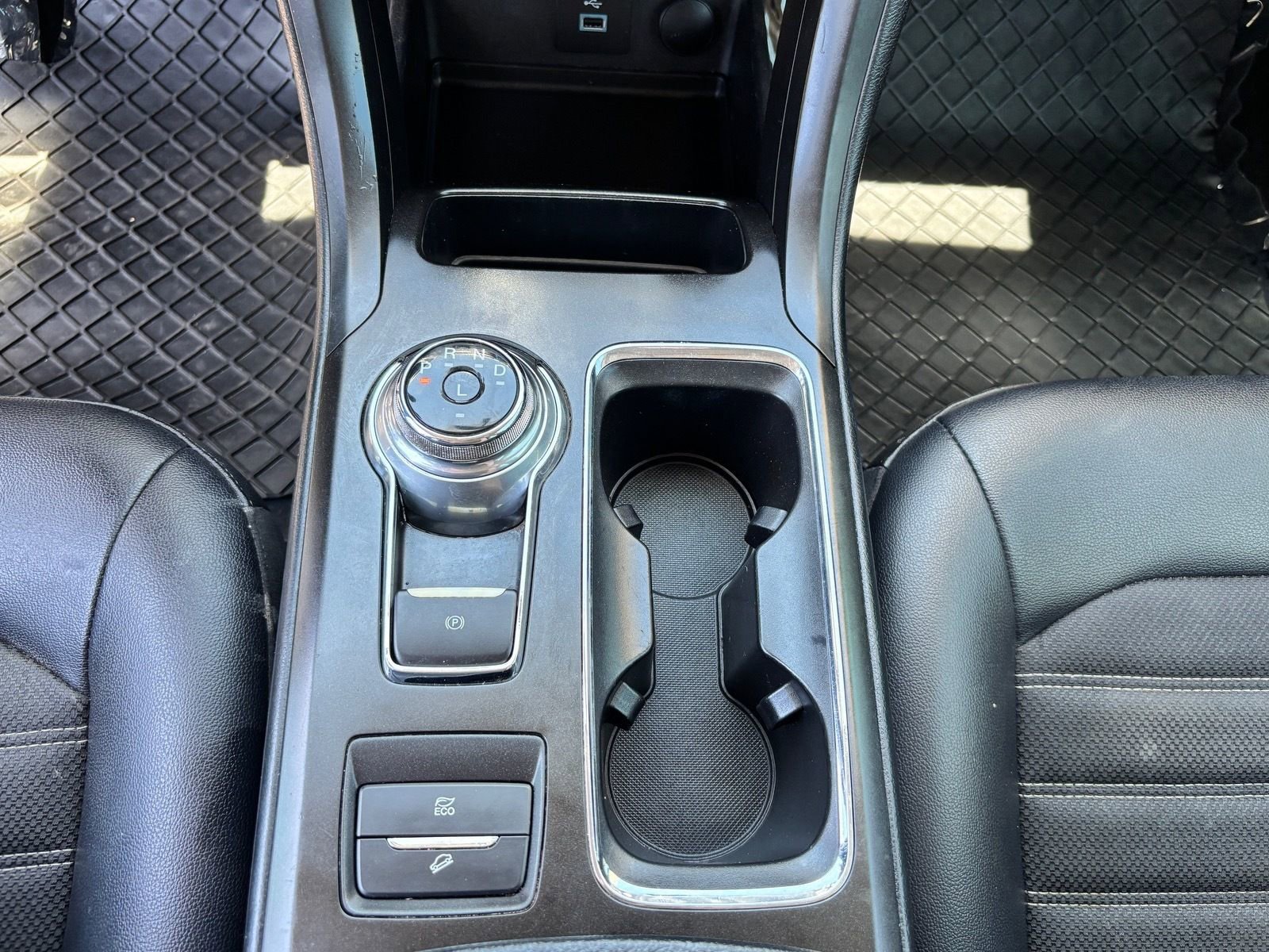 Used 2018 Ford Fusion SE w/ Equipment Group 601A FWD image 27