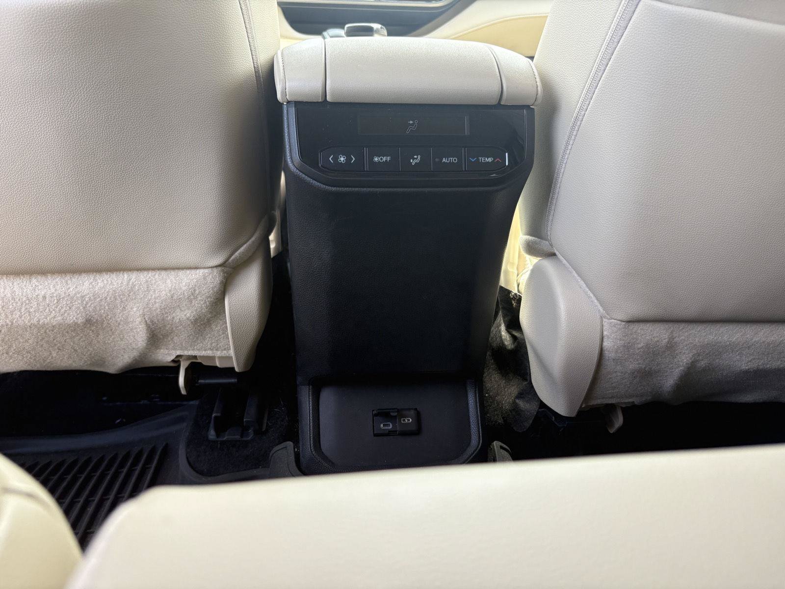 Used 2024 Toyota Highlander XLE AWD/4WD image 26