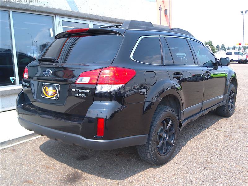 Used 2010 Subaru Outback 3.6R Limited w/ Popular Equipment Group 2C AWD/4WD image 3
