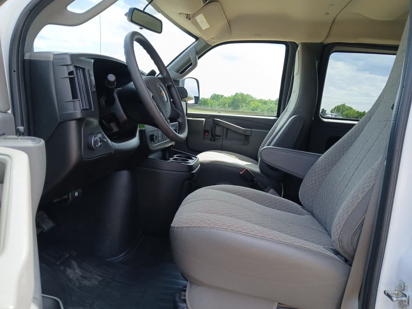 Used 2025 Chevrolet Express 3500 LS RWD image 18