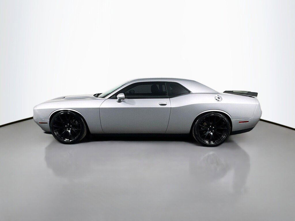 Used 2016 Dodge Challenger R/T RWD image 2