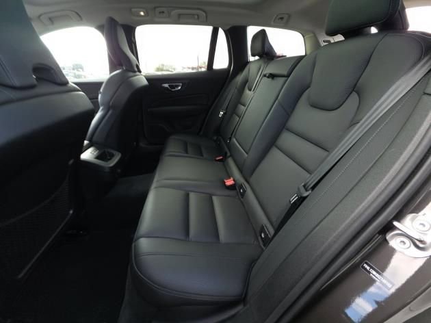 Used 2025 Volvo V60 B5 Cross Country Plus image 6