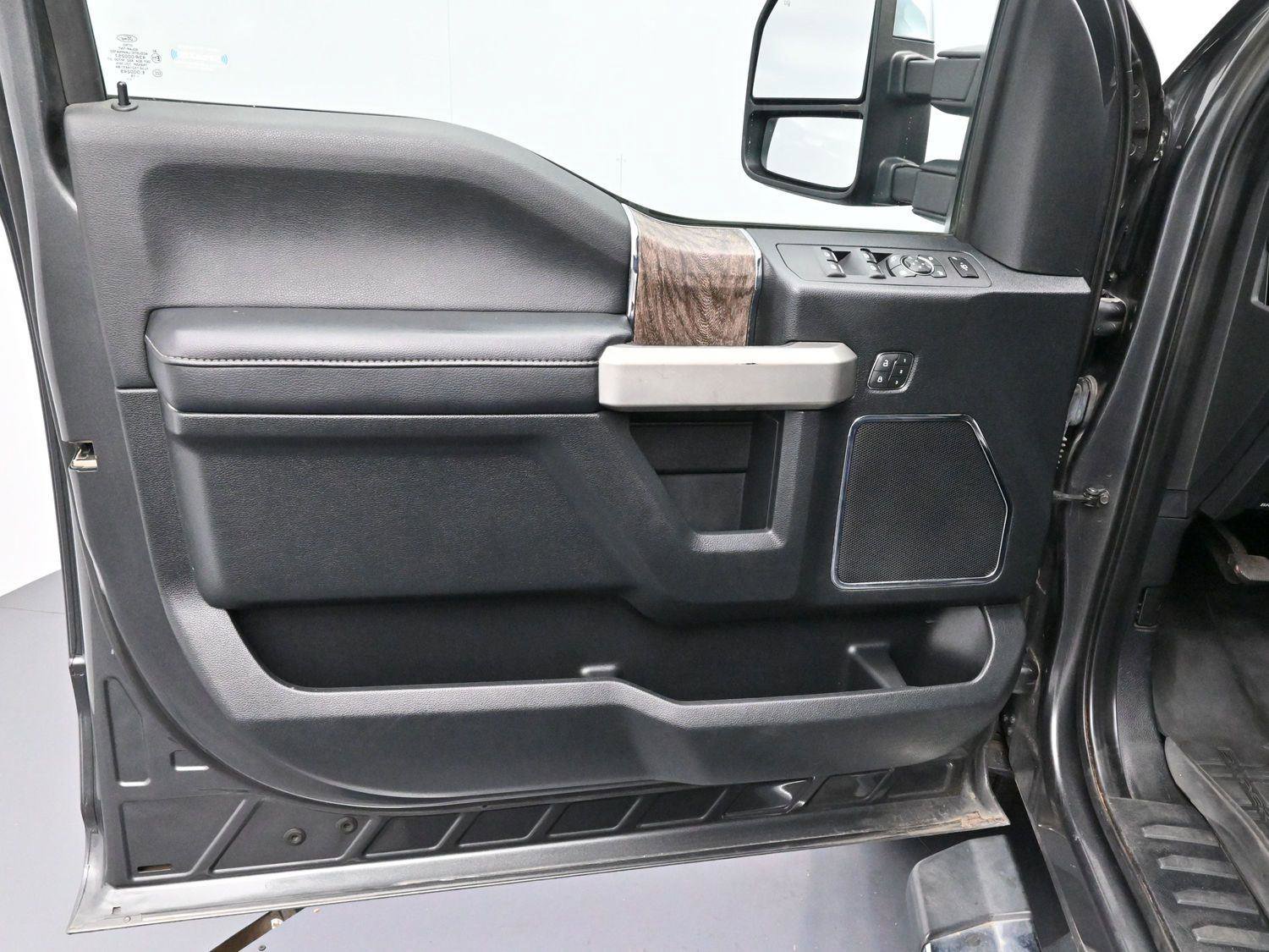 Used 2019 Ford F250 Lariat w/ Chrome Package image 9