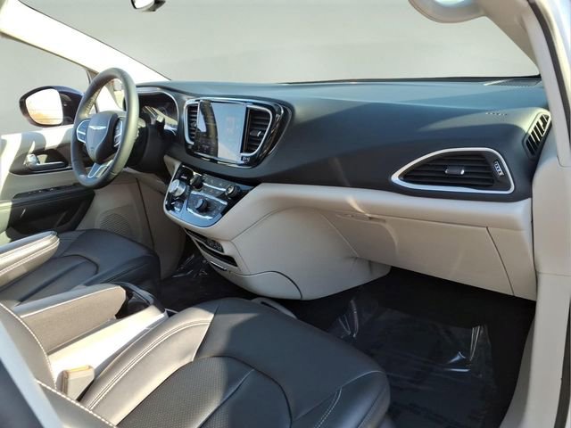 Used 2024 Chrysler Pacifica Touring-L image 14