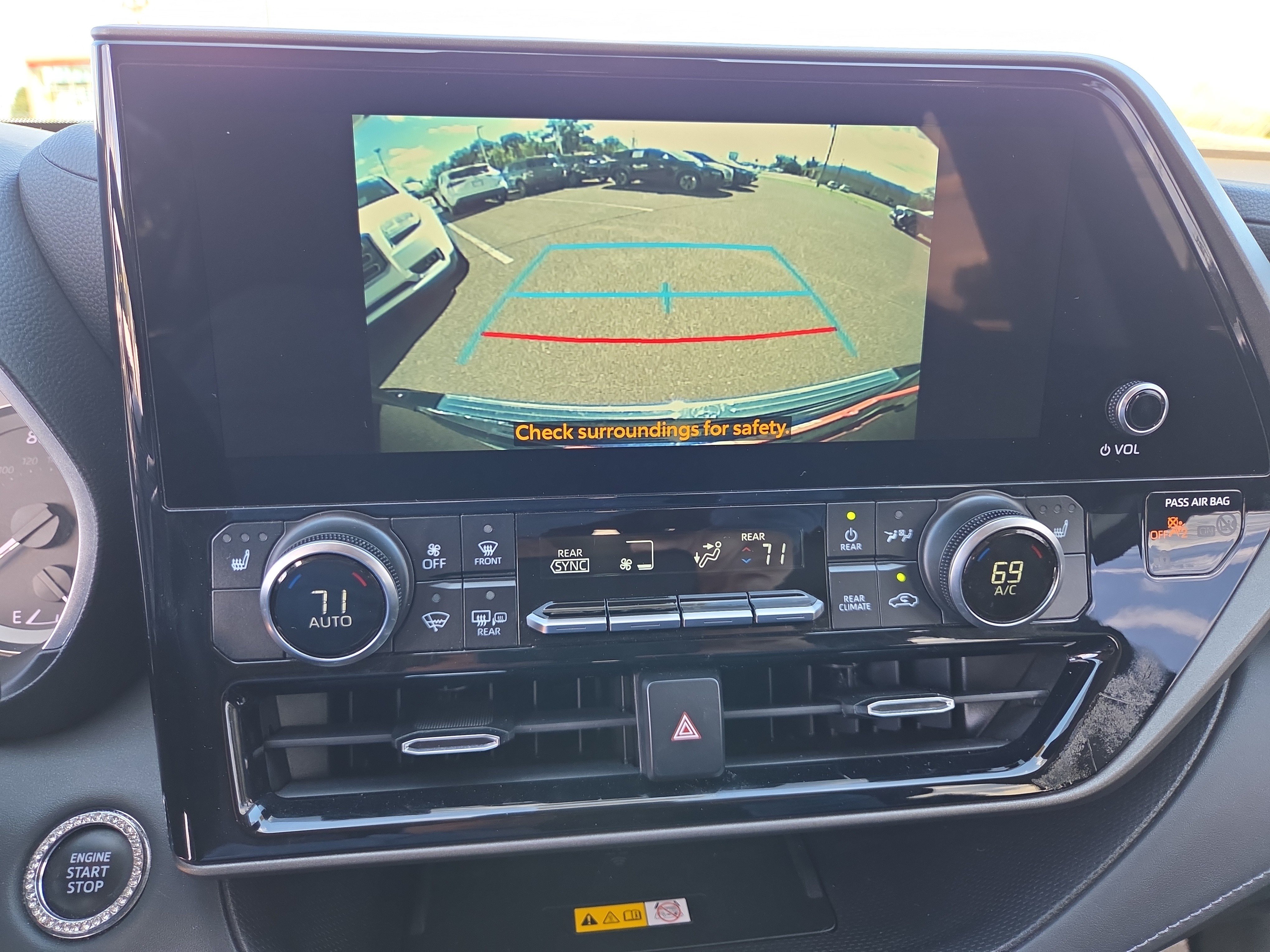 Used 2023 Toyota Highlander XLE FWD image 24