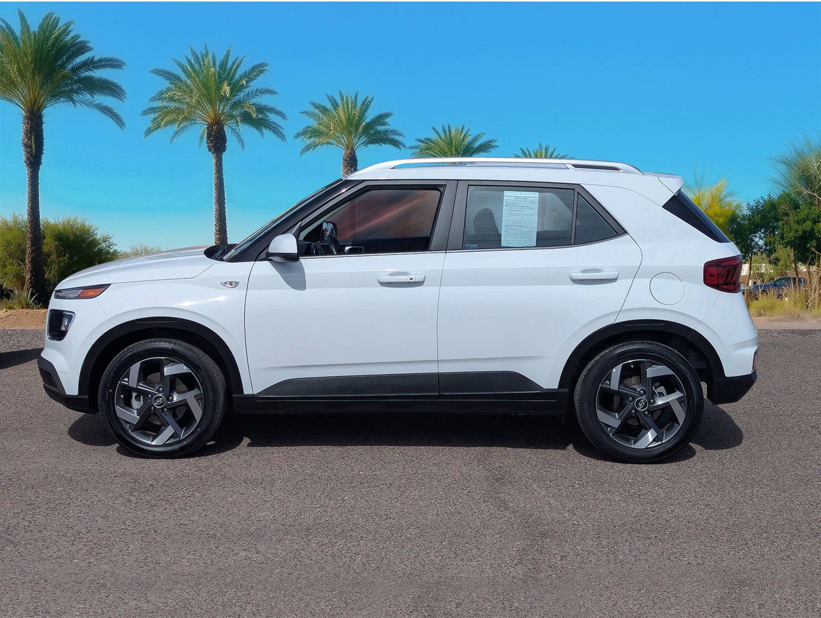 Used 2025 Hyundai Venue SEL image 2