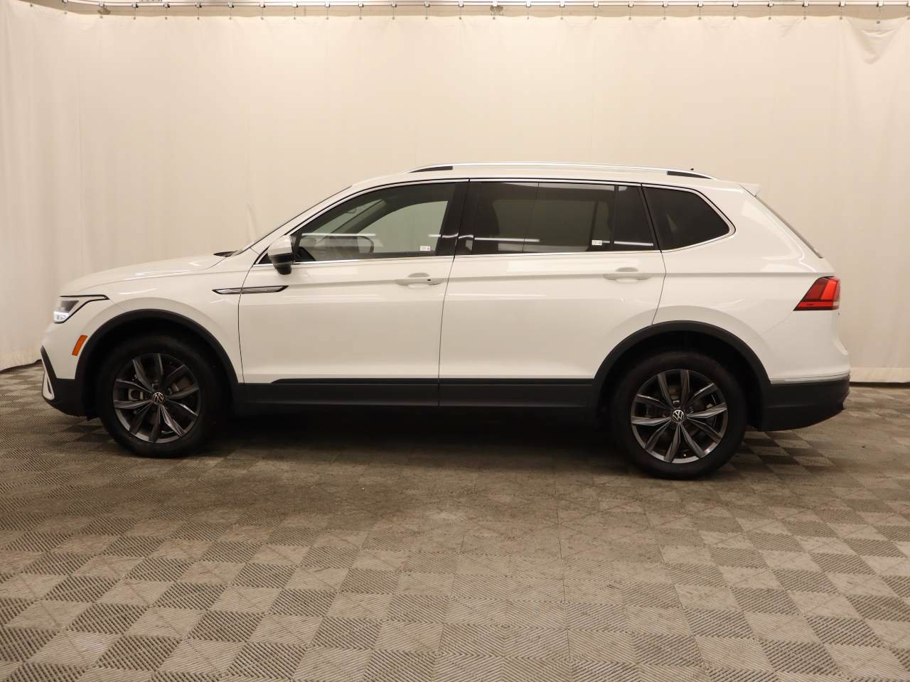 Certified 2023 Volkswagen Tiguan SE w/ Panoramic Sunroof Package FWD image 2