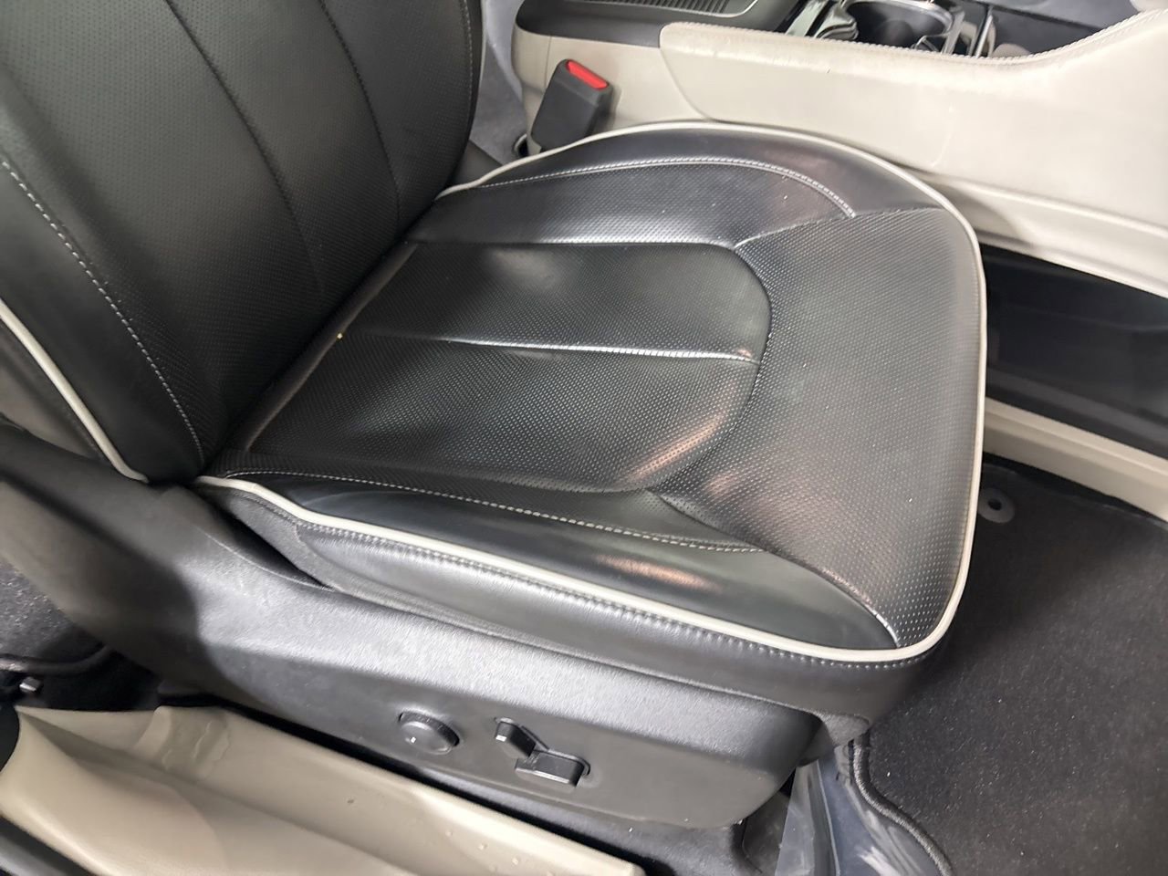 Used 2024 Chrysler Pacifica Limited image 29