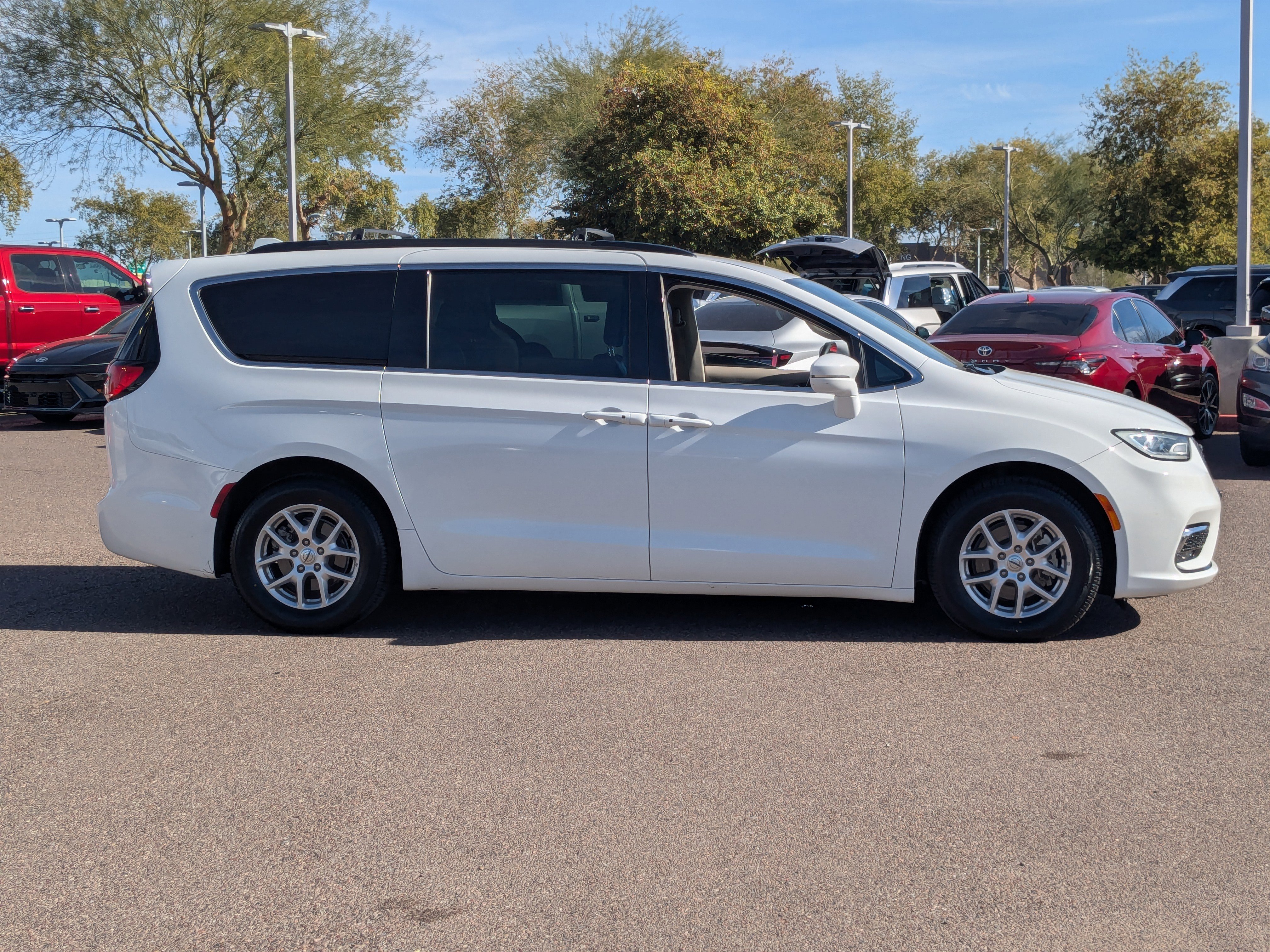 Used 2022 Chrysler Pacifica Touring-L video 2