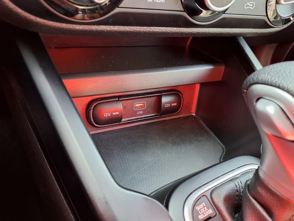 Used 2025 Kia Soul LX w/ LX Technology Package FWD image 9