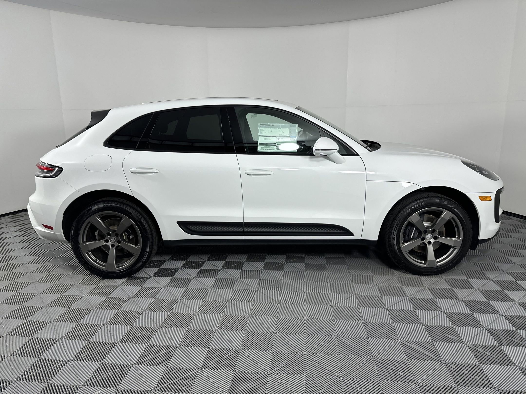 Used 2025 Porsche Macan image 8