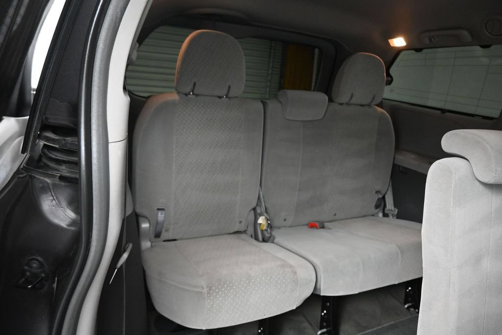 Used 2018 Toyota Sienna LE w/ Carpet Mat Package FWD image 46