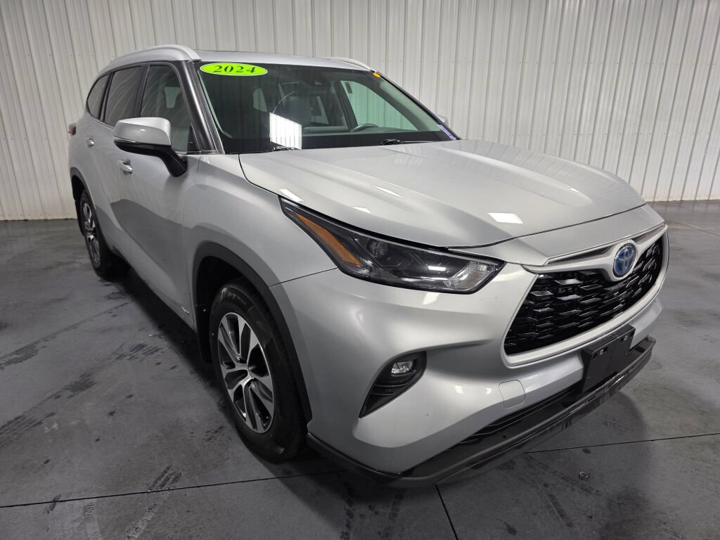 Used 2024 Toyota Highlander XLE AWD/4WD image 2
