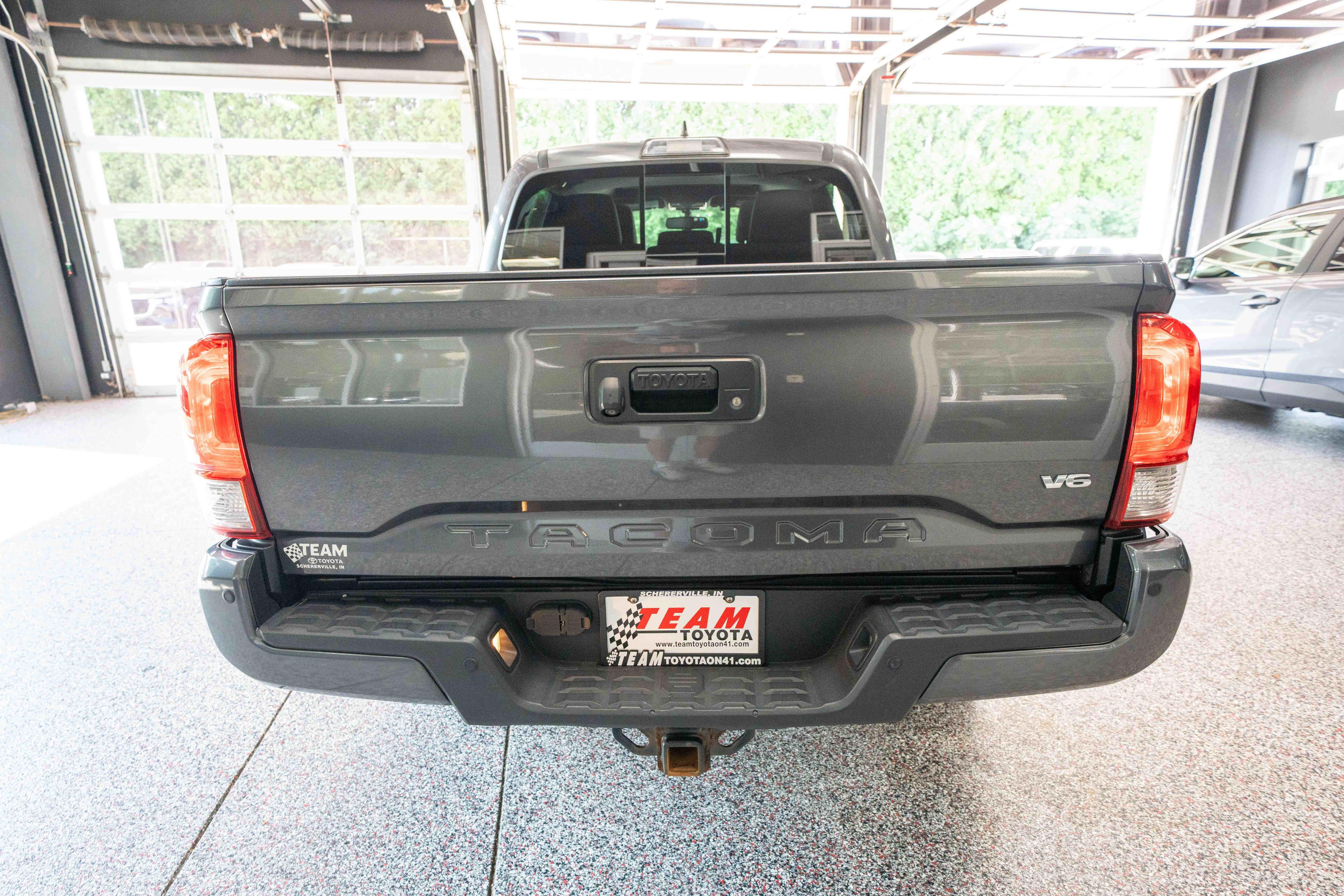 Used 2017 Toyota Tacoma TRD Off-Road w/ Premium & Technology Package AWD/4WD image 4