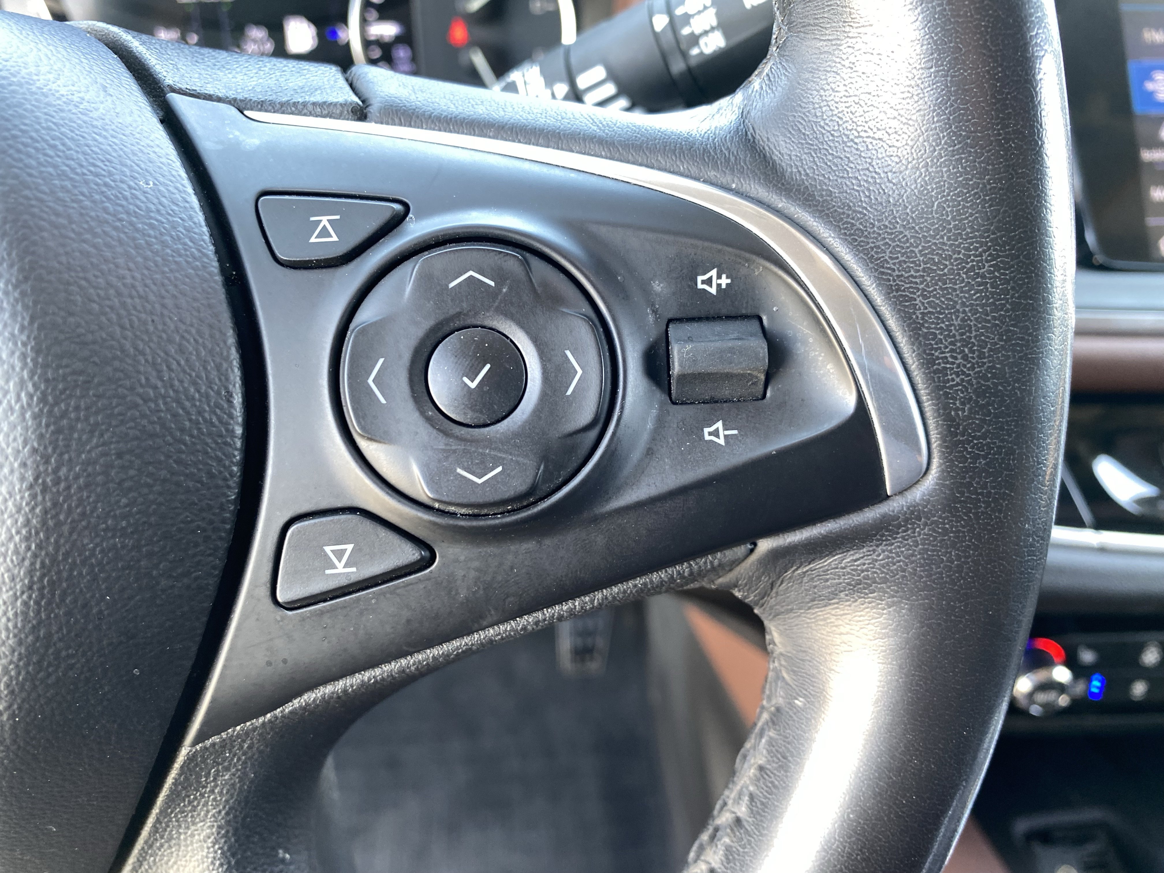 Used 2020 Buick Enclave Avenir w/ Avenir Technology Package AWD/4WD image 29