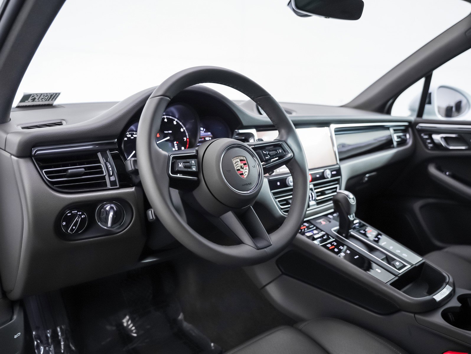 Certified 2025 Porsche Macan AWD/4WD image 4