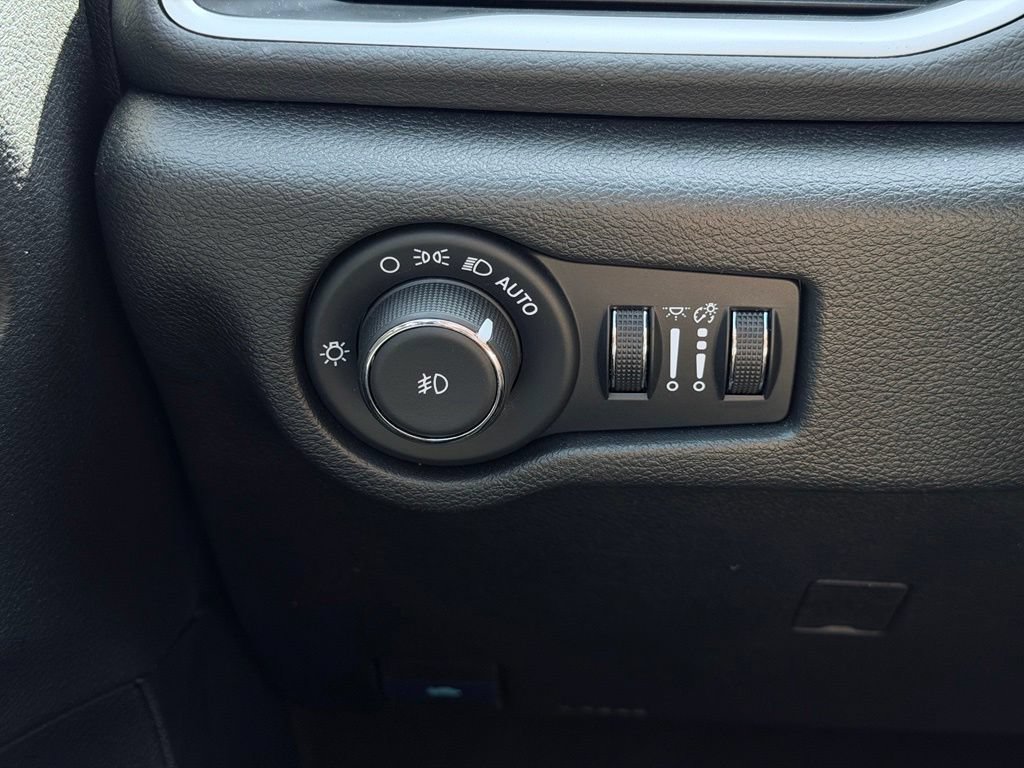 Certified 2025 Chrysler Pacifica Select FWD image 42