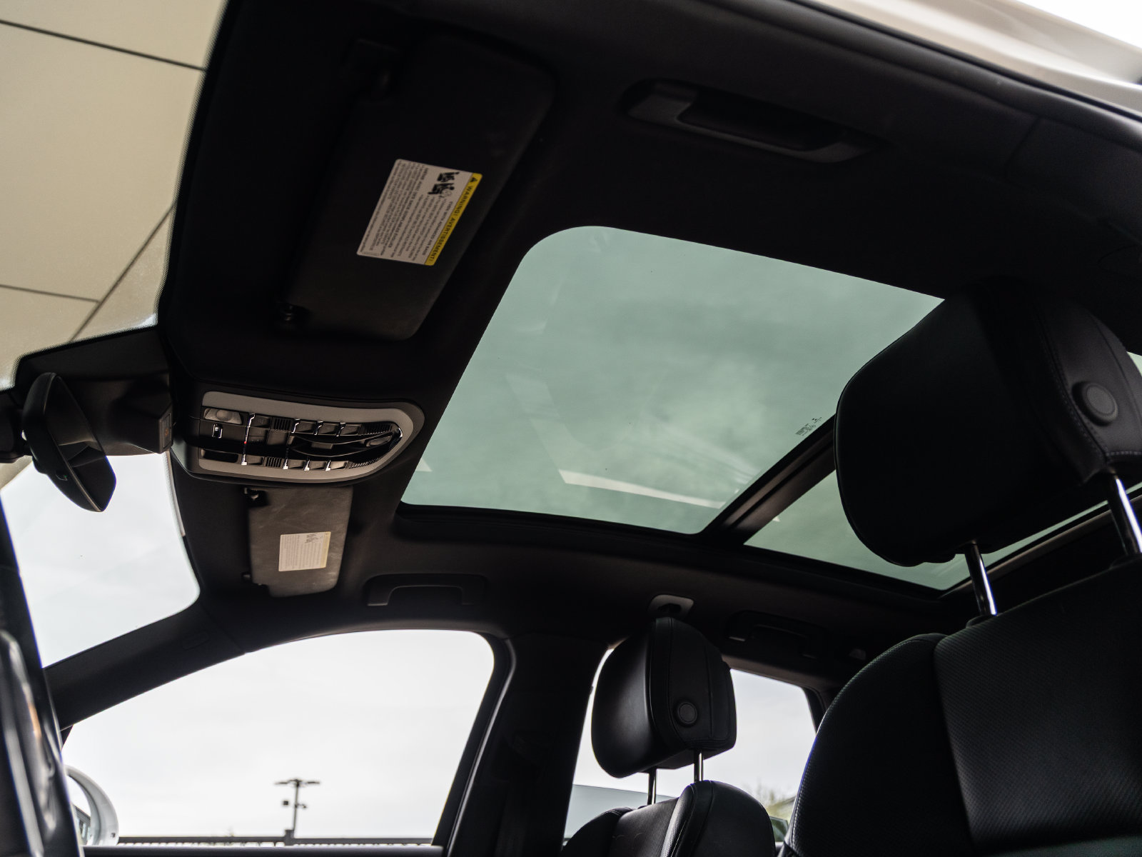 Certified 2022 Porsche Macan S AWD/4WD image 21