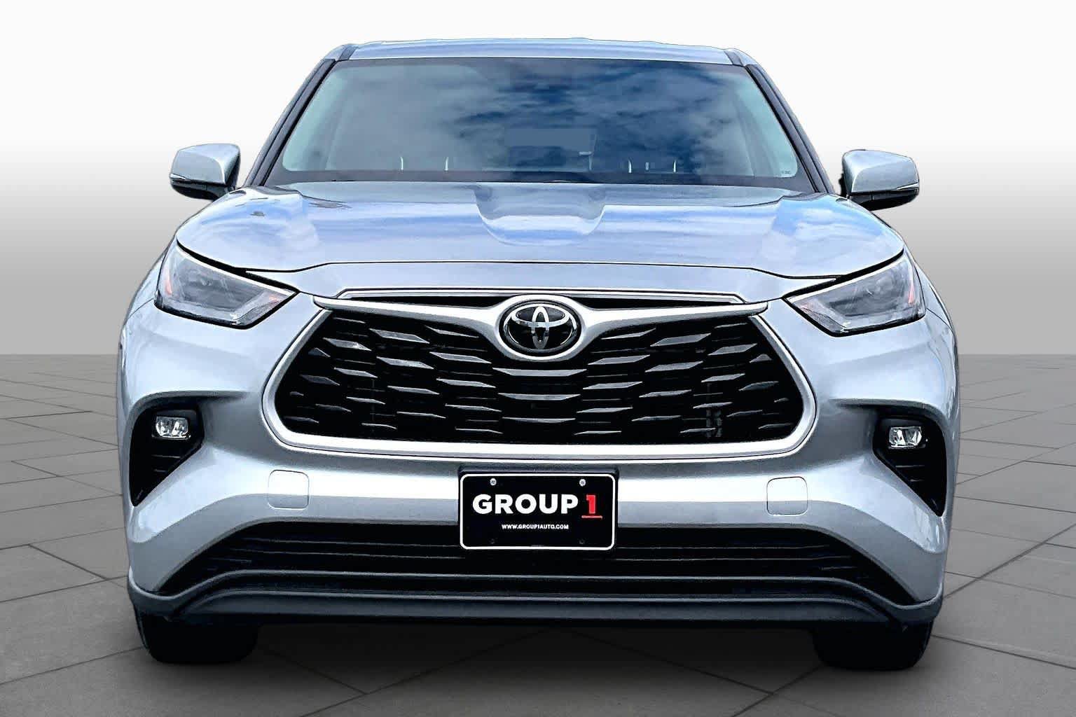 Used 2024 Toyota Highlander LE AWD/4WD image 4