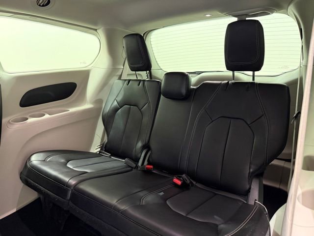 Used 2024 Chrysler Pacifica Touring-L image 28