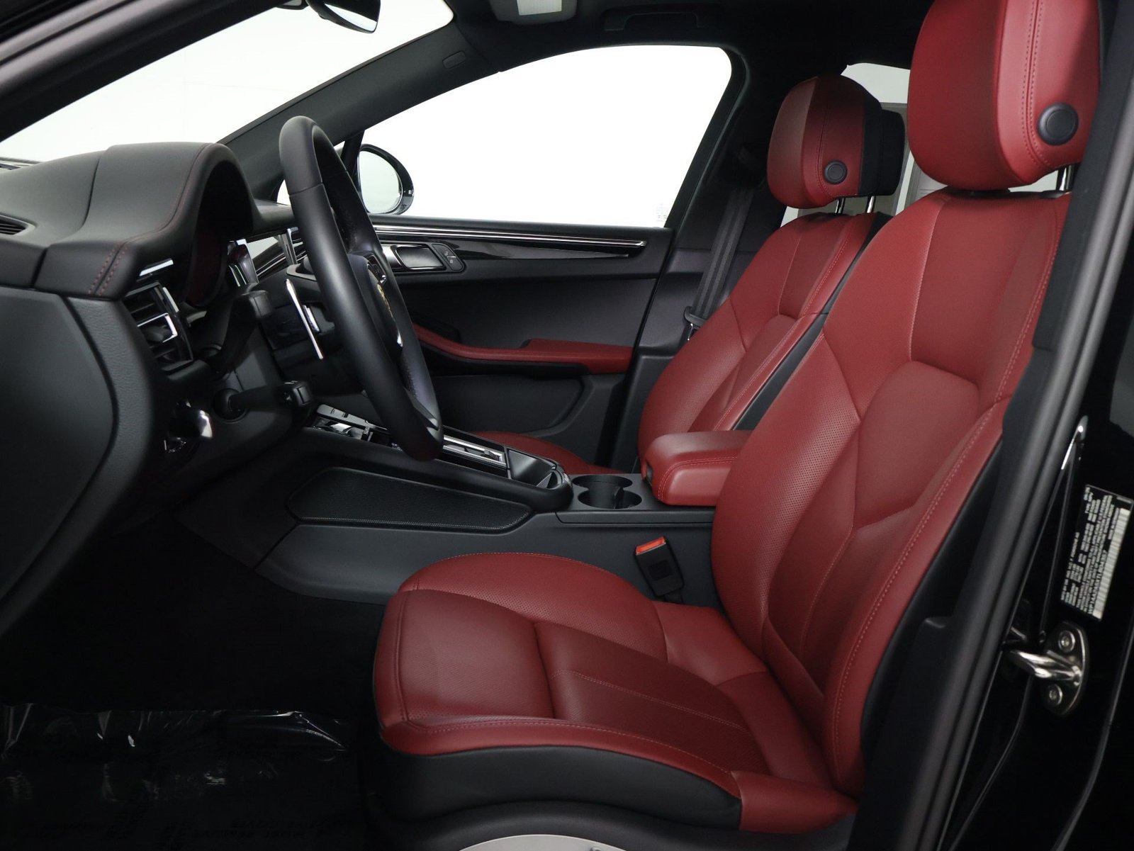 Certified 2026 Porsche Macan AWD/4WD image 5