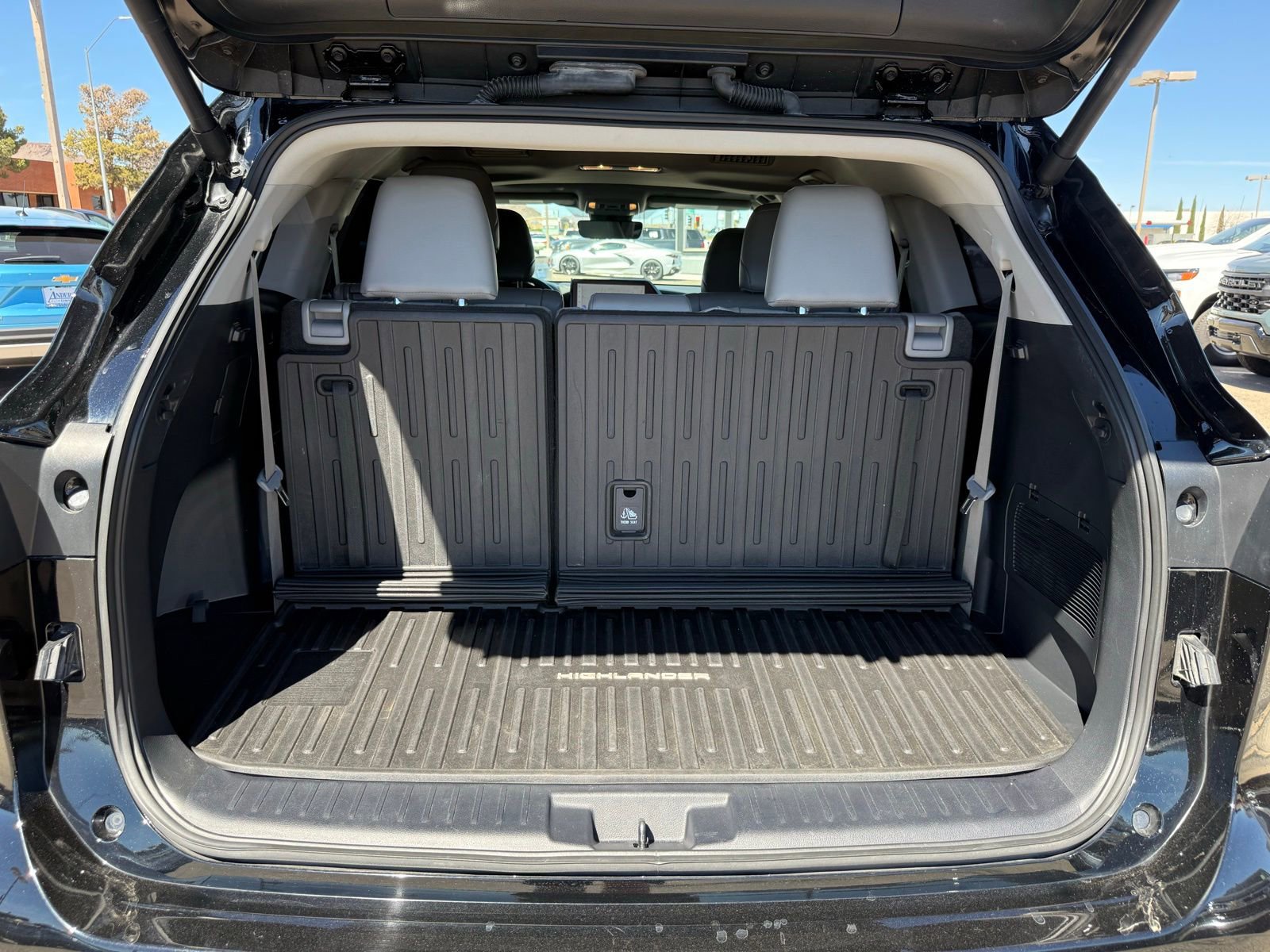 Used 2024 Toyota Highlander XLE AWD/4WD image 45