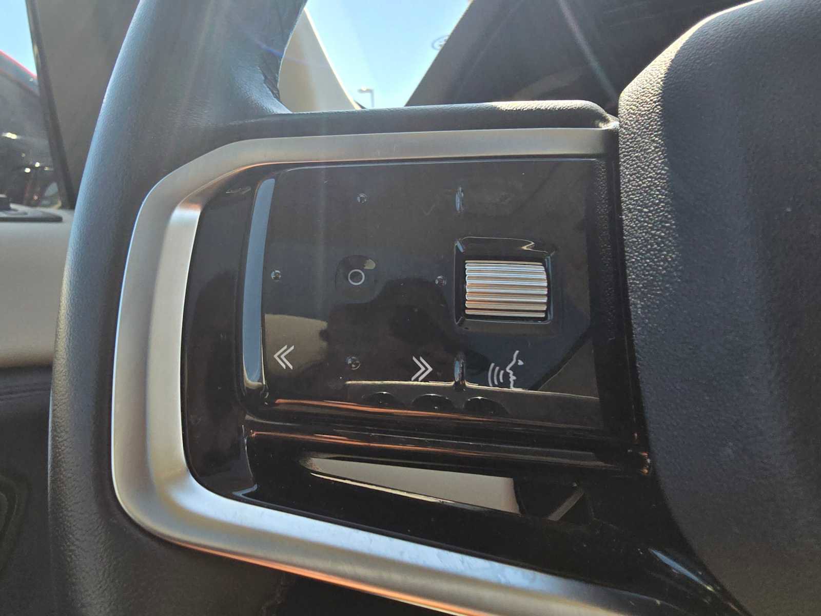 Used 2023 Land Rover Discovery Sport SE image 30