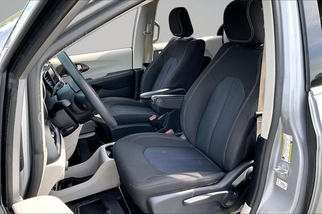 Used 2020 Chrysler Voyager L FWD image 19