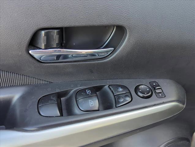 Used 2020 Nissan Kicks SV image 9