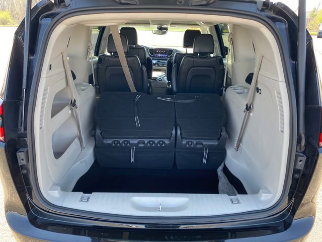 Used 2024 Chrysler Pacifica Touring-L FWD image 19