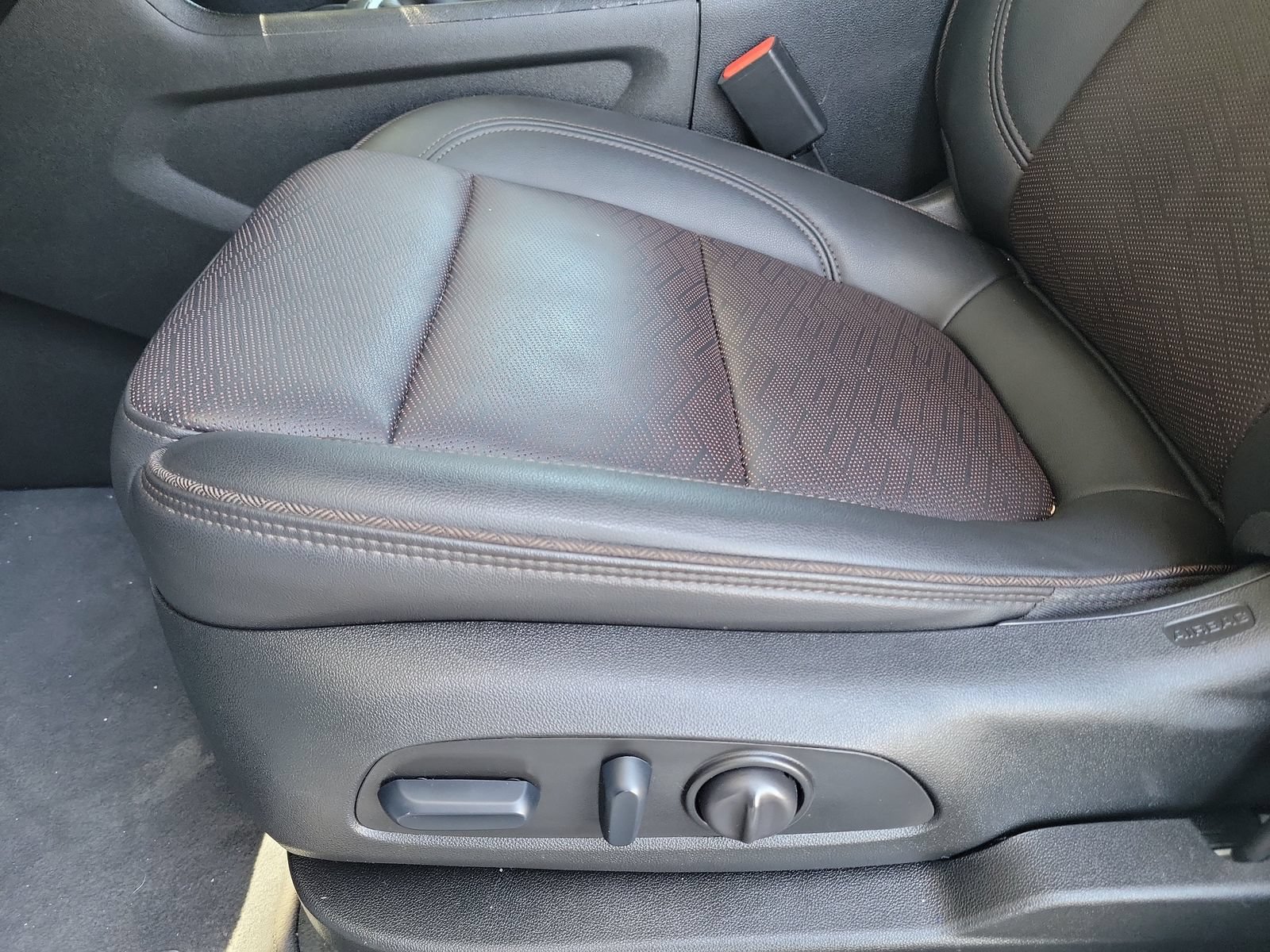 Used 2023 Chevrolet Traverse High Country FWD image 22