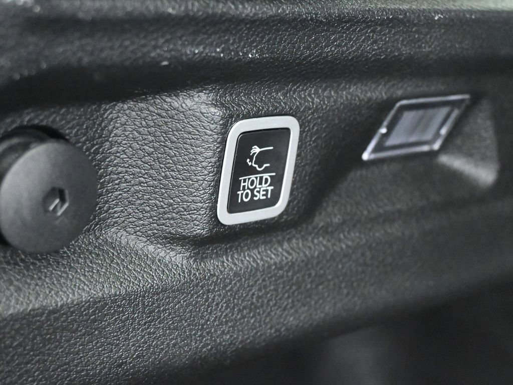 Used 2023 Jeep Grand Cherokee L Laredo image 34