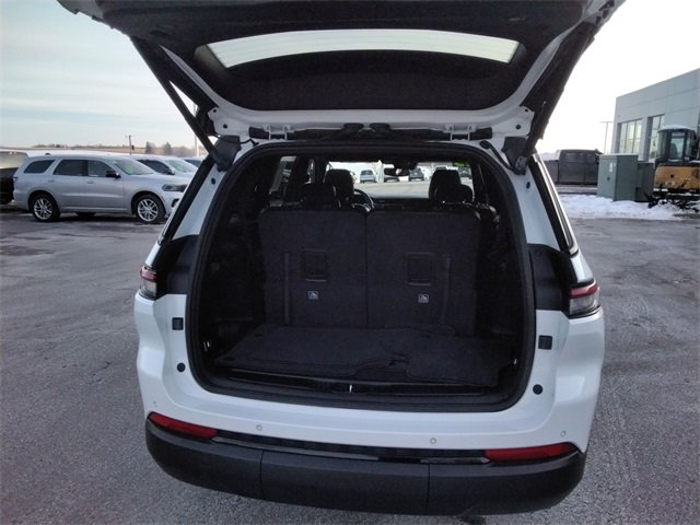 Used 2023 Jeep Grand Cherokee L Laredo image 13