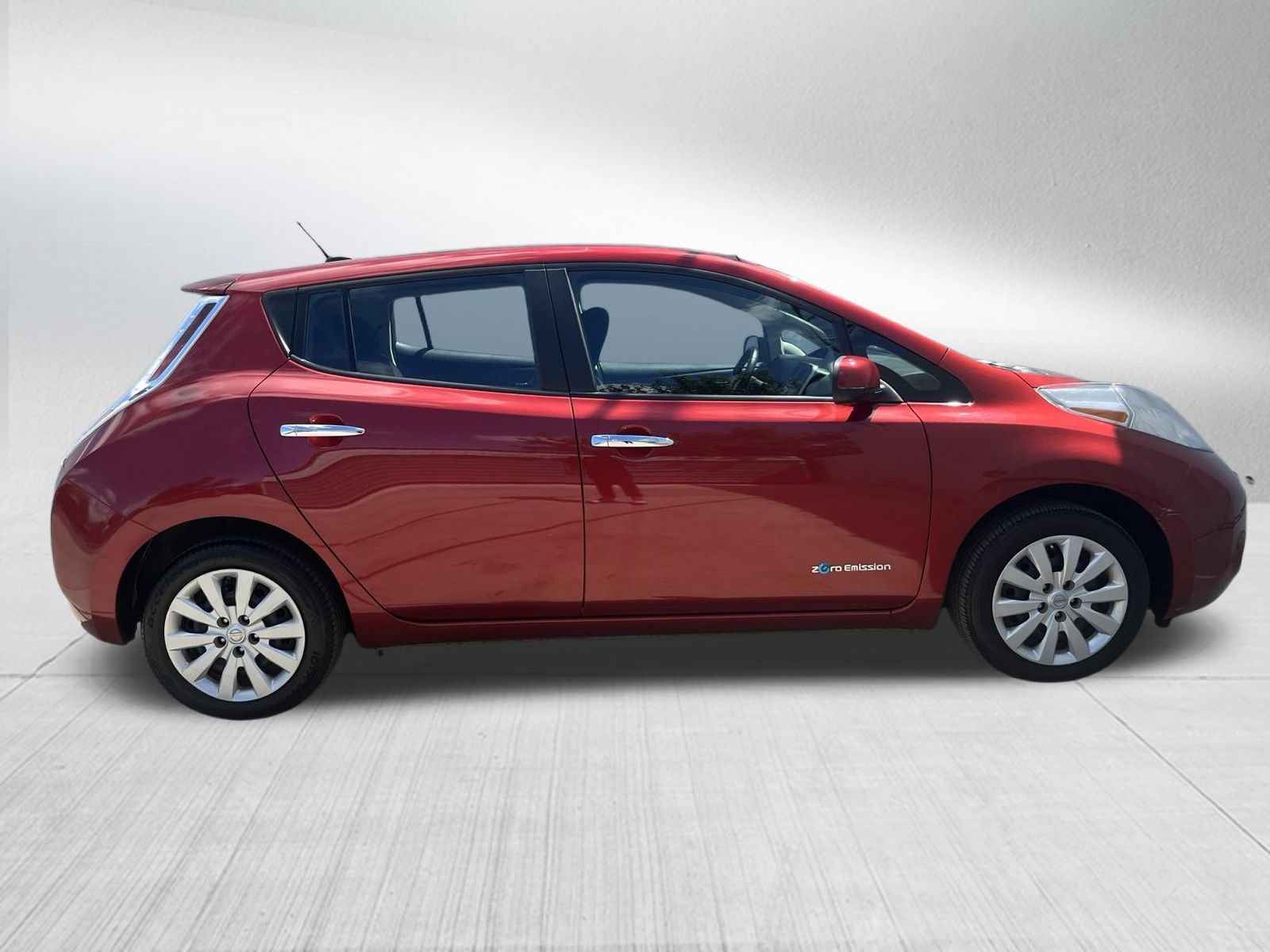 Used 2015 Nissan Leaf S w/ Charge Package FWD image 5