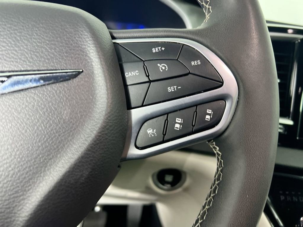 Used 2024 Chrysler Pacifica Touring-L FWD image 17
