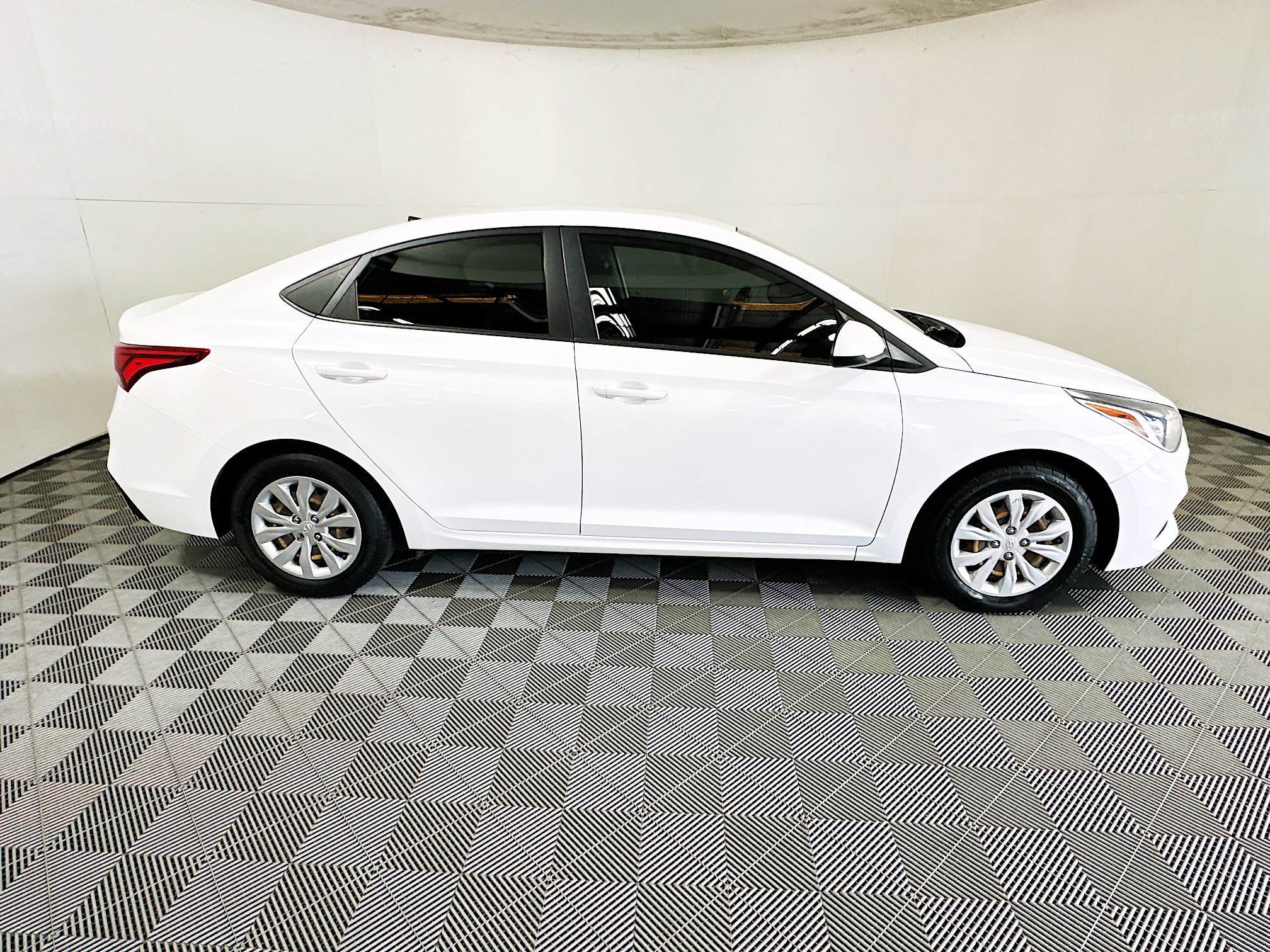 Used 2021 Hyundai Accent SE image 2
