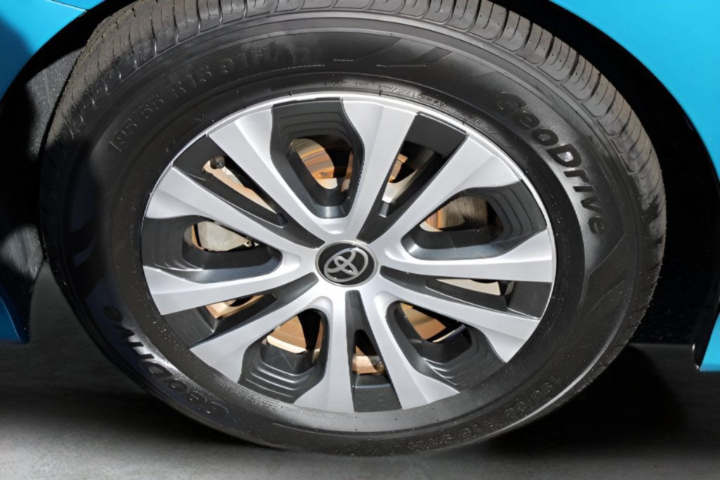 Certified 2020 Toyota Prius Prime Limited FWD image 3