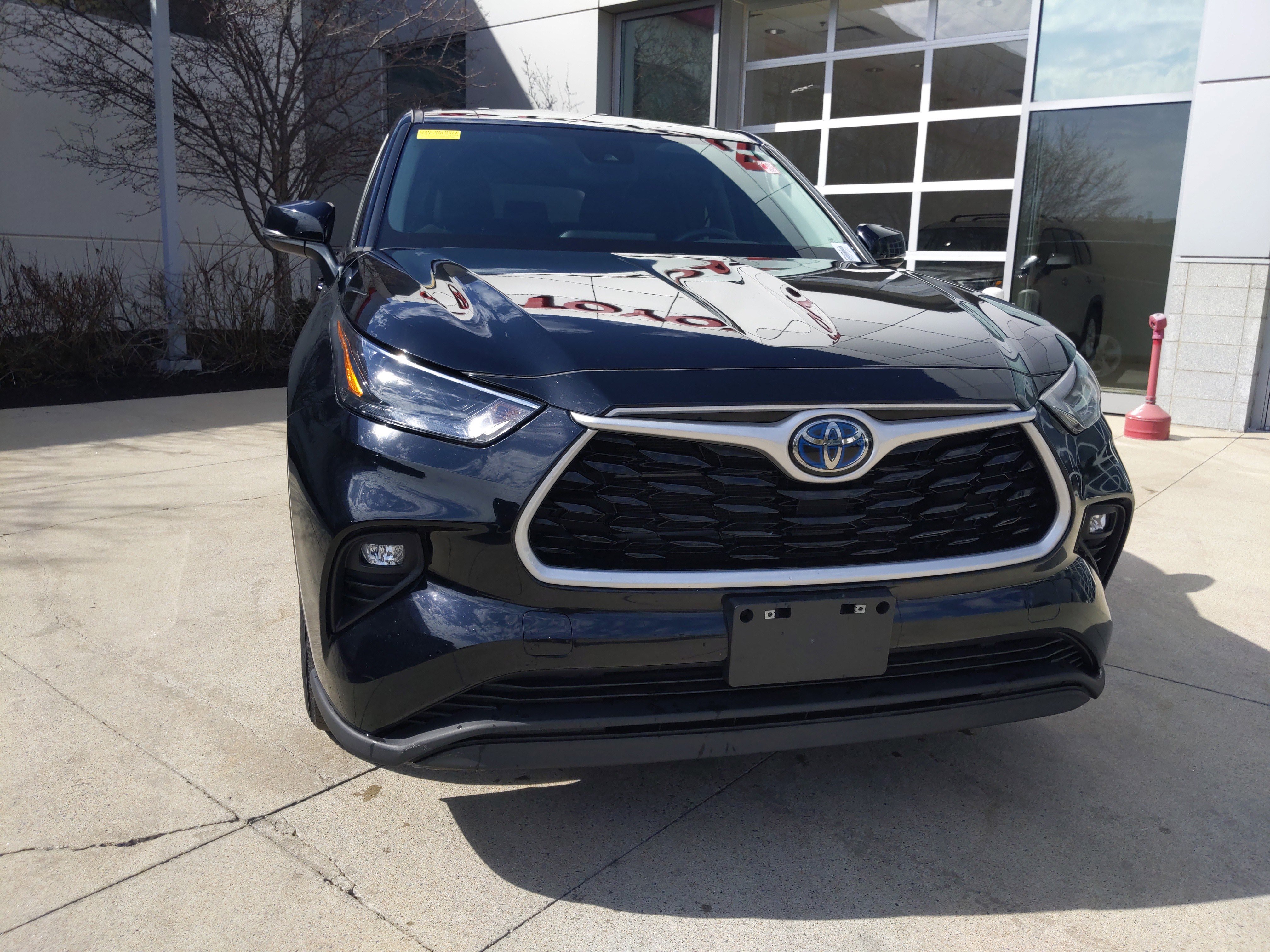 Used 2023 Toyota Highlander LE image 2