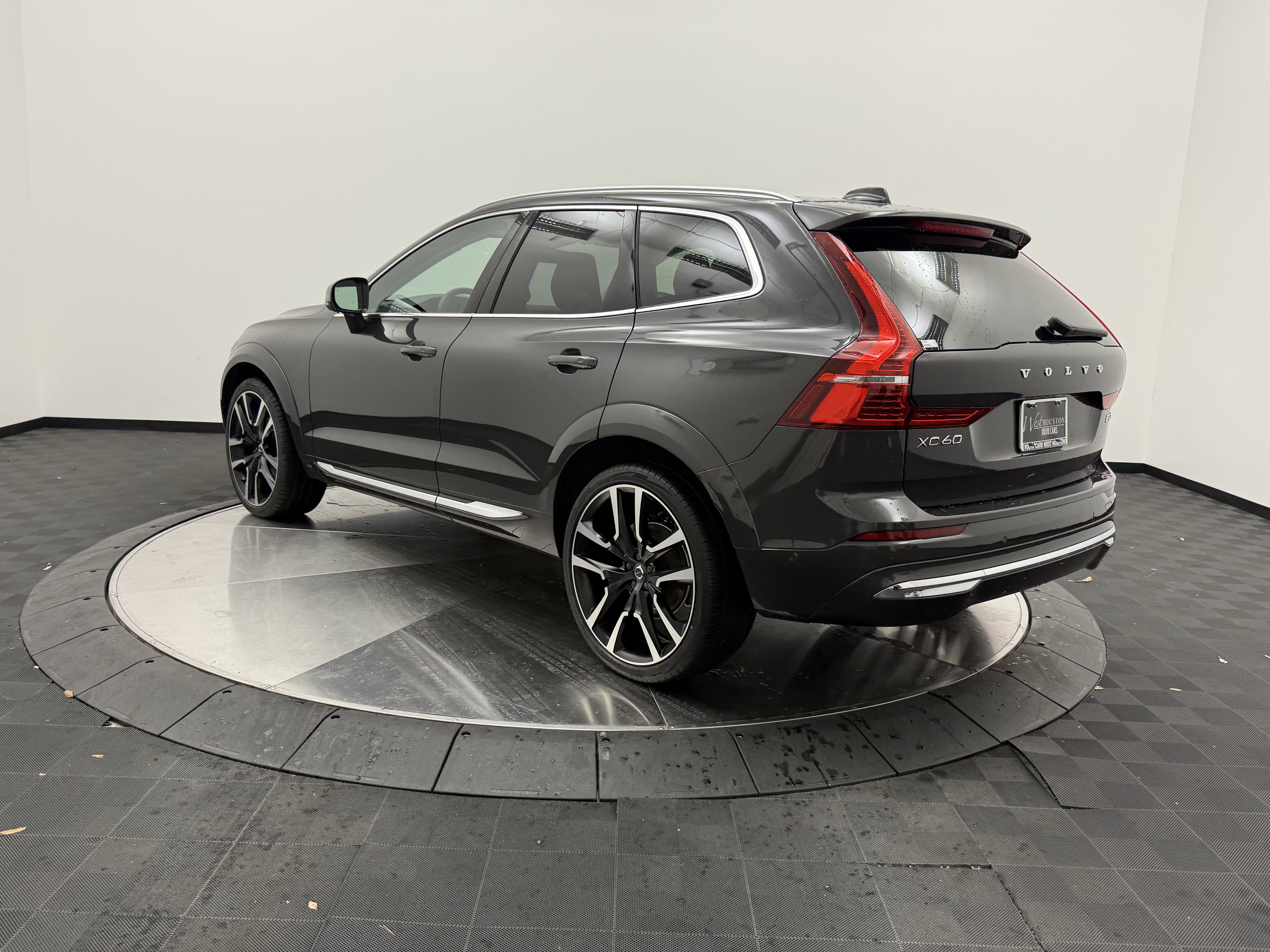 Certified 2023 Volvo XC60 B5 Ultimate AWD/4WD image 4