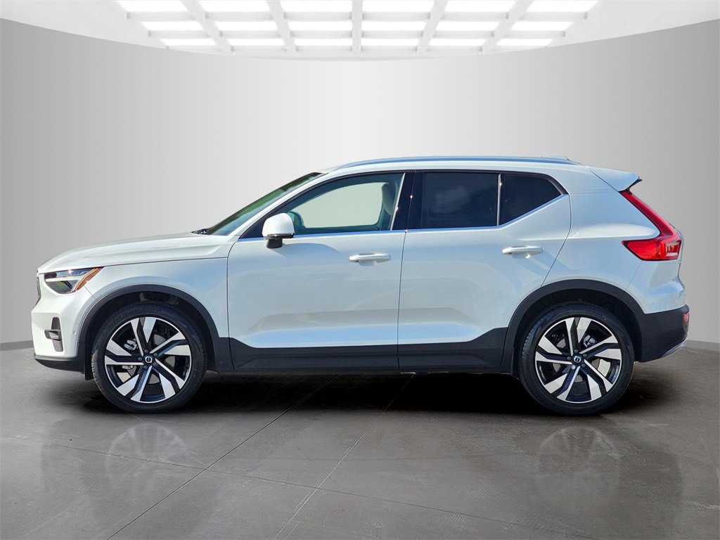 Used 2023 Volvo XC40 B5 Ultimate w/ Protection Package Premier image 3