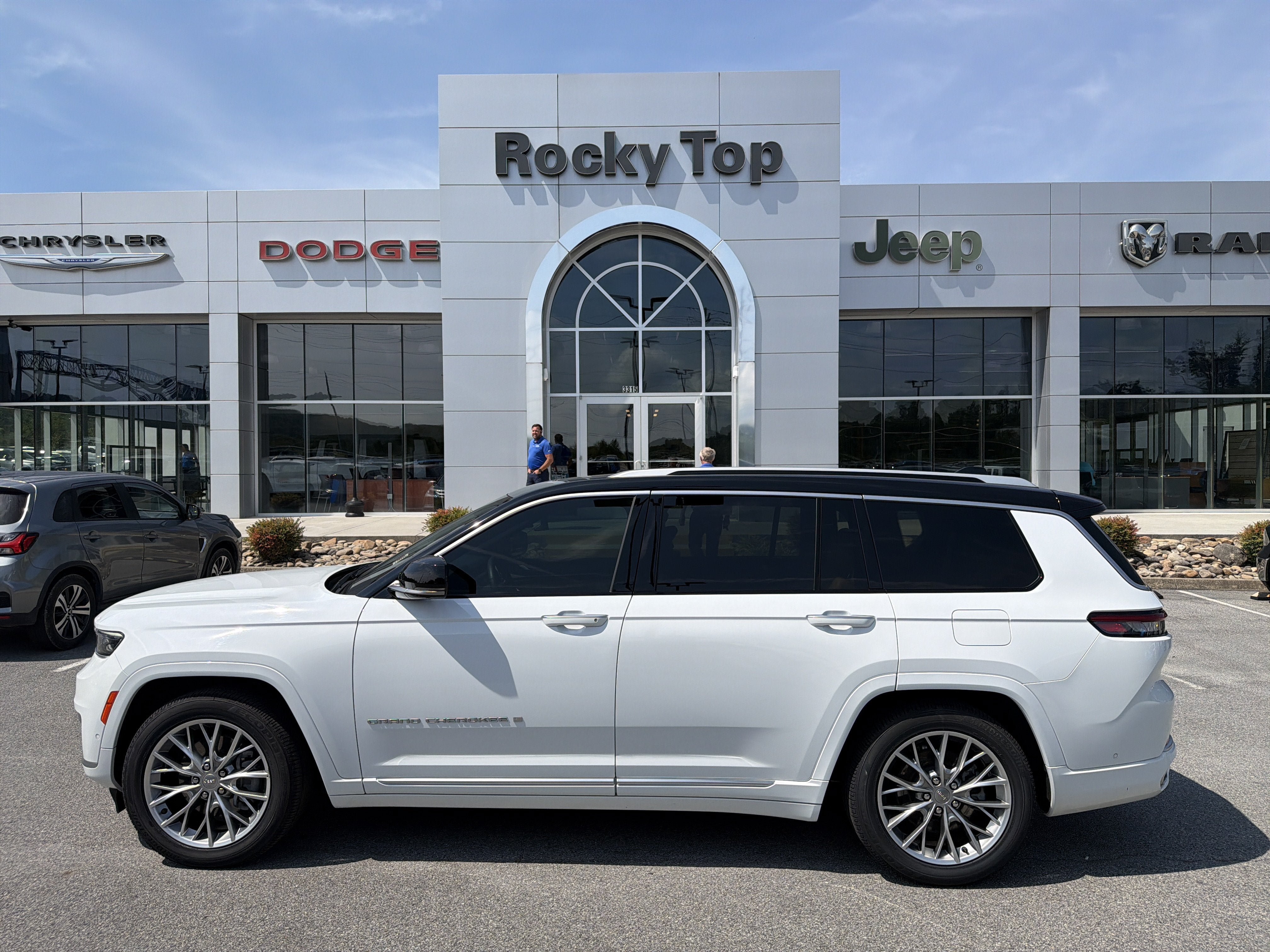 Used 2022 Jeep Grand Cherokee L Summit w/ Advanced Protech Group IV AWD/4WD video 1