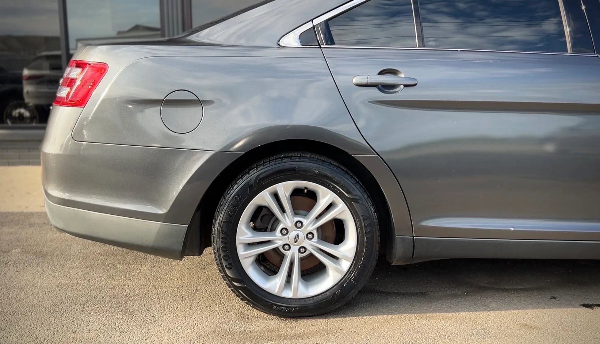 Used 2015 Ford Taurus SE image 3