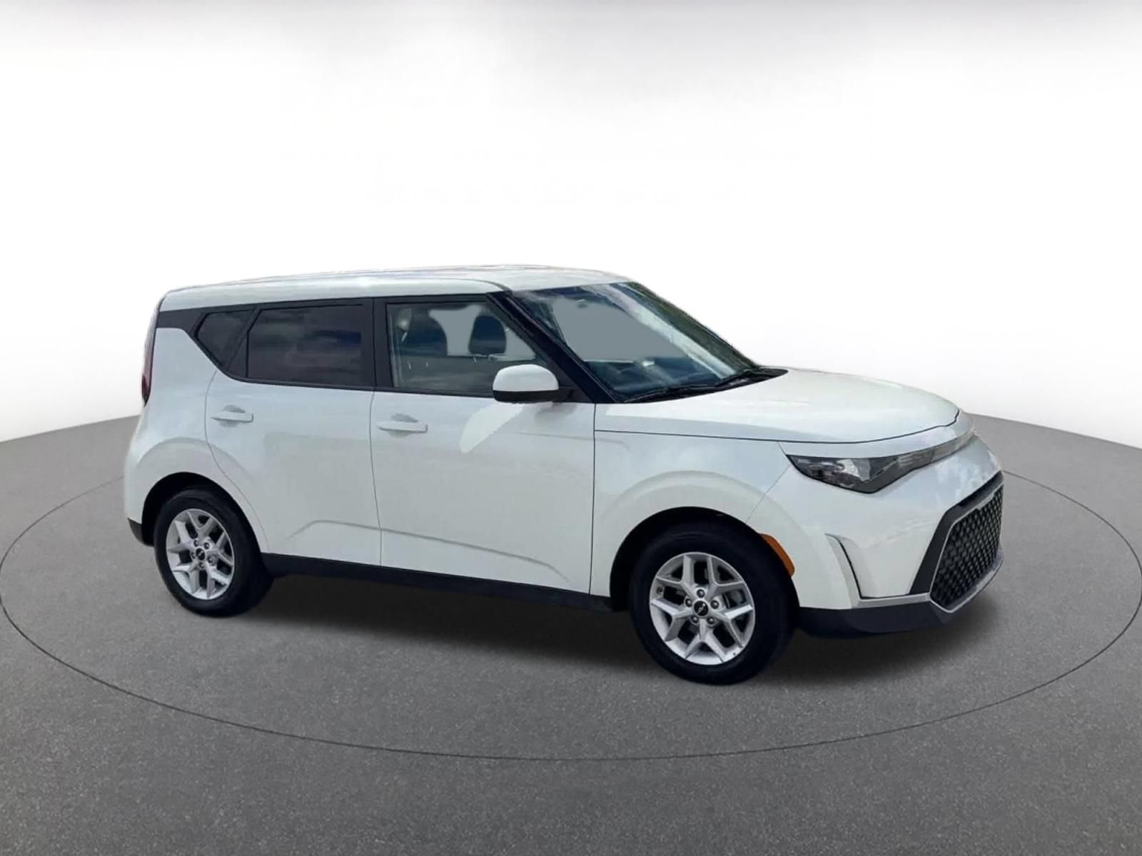 Used 2025 Kia Soul LX w/ LX Technology Package FWD image 2