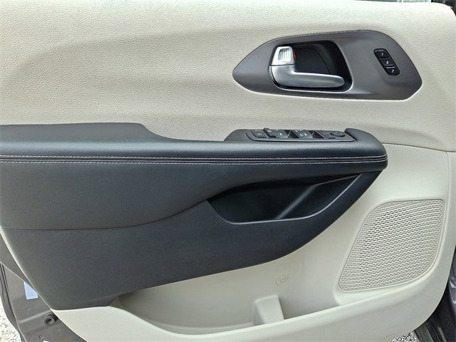 Used 2023 Chrysler Pacifica Touring-L image 15