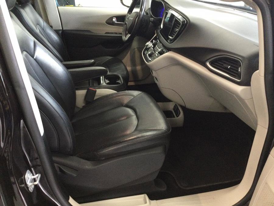 Used 2019 Chrysler Pacifica Touring-L image 24