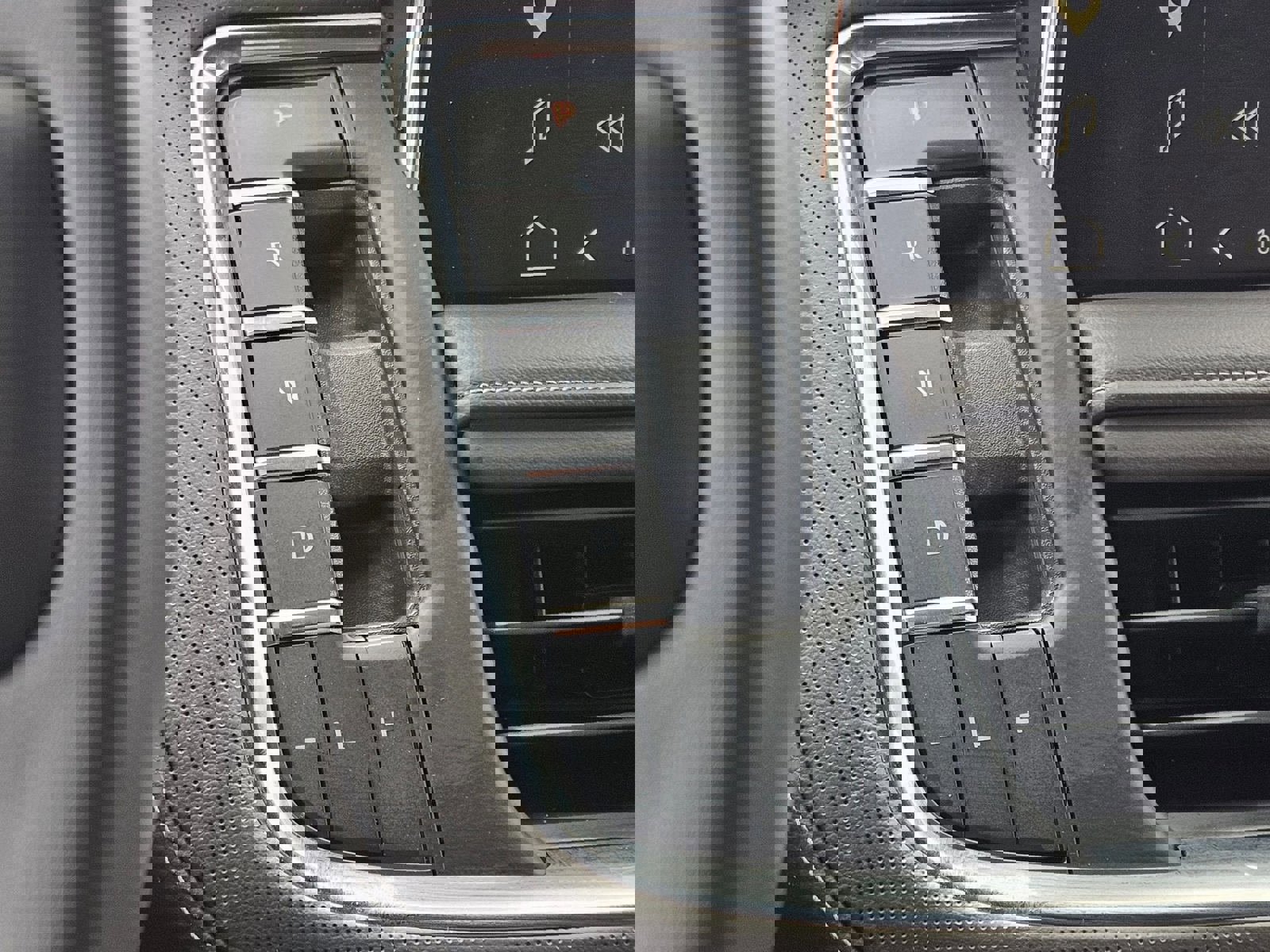 Used 2024 GMC Yukon SLT w/ SLT Luxury Package image 19