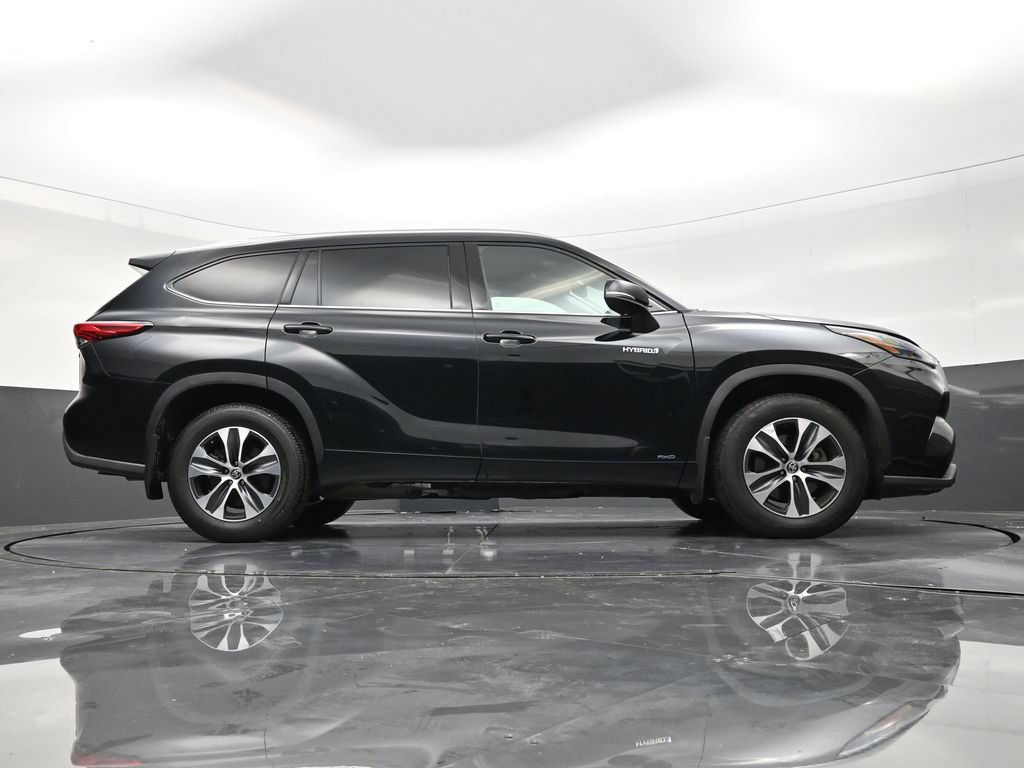 Used 2021 Toyota Highlander XLE AWD/4WD image 25
