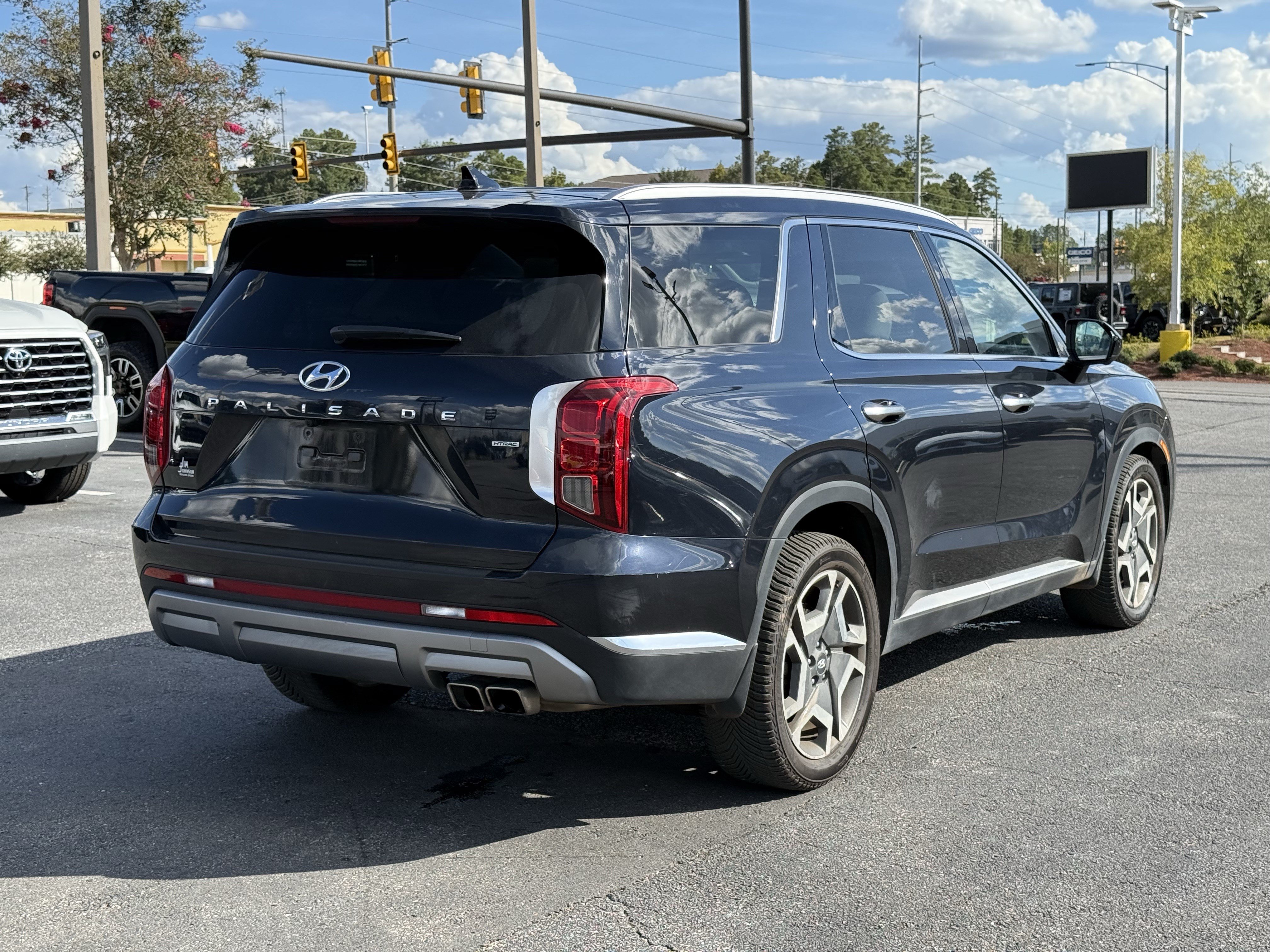 Used 2023 Hyundai Palisade Limited AWD/4WD image 11